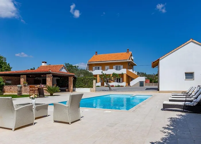 Mp Luxury With Swimming Pool Задар